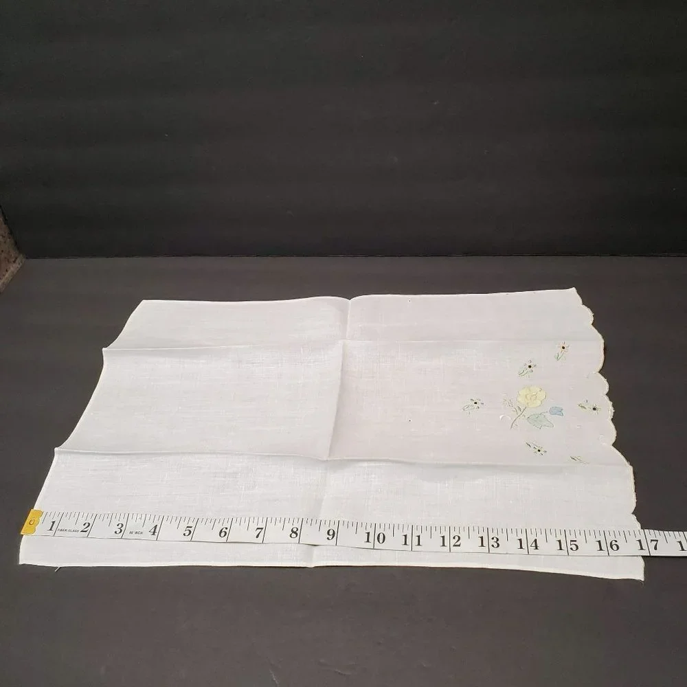 Vintage Embroidered Guest Towel, Fingertip, Embroidery, Applique ,Floral, Linens